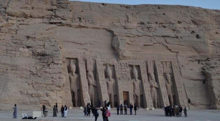 アブシンベル小神殿　ラムセス2世とネフェルタリの巨大な像が岩山に彫られている