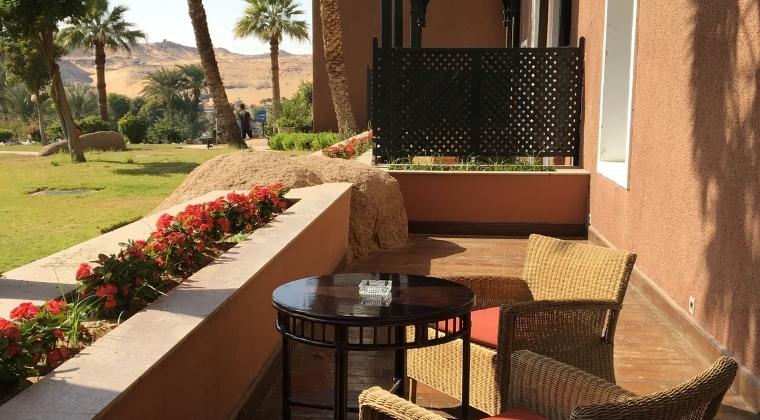 「オールドカタラクトホテル」スイートルームのテラスの様子　テーブルとイスが2脚あり砂漠では貴重な緑を眺められる