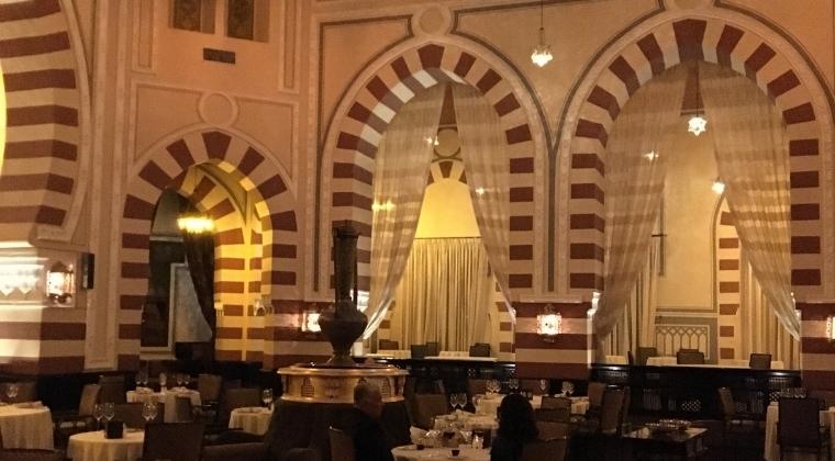 ホテルのメインダイニング「1902RESTAURANT」の様子　広いフロアと巨大なアラビア風アーチ