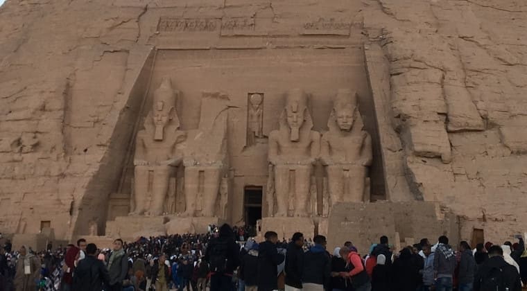 エジプトの世界遺産・アブシンベル神殿前で日の出を待ちわびるたくさんの人々