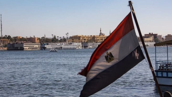 ナイル川を進む船とエジプト国旗