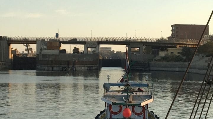 エスナの水門を船の船首から見る