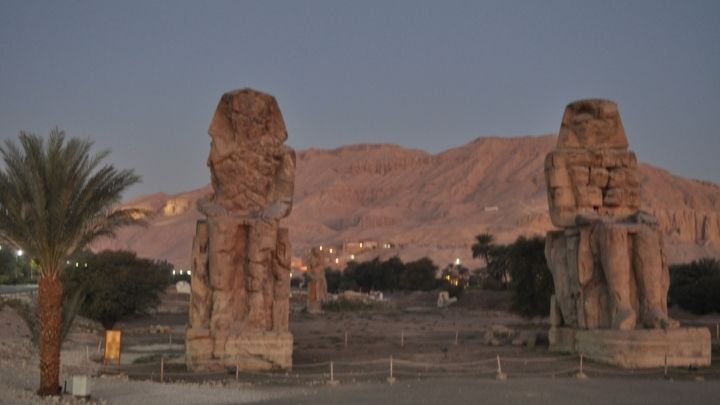 メムノンの巨象。巨大な2体のアメンホテプ3世の像が立っている