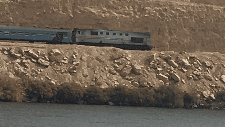 ナイル川沿いを走る列車