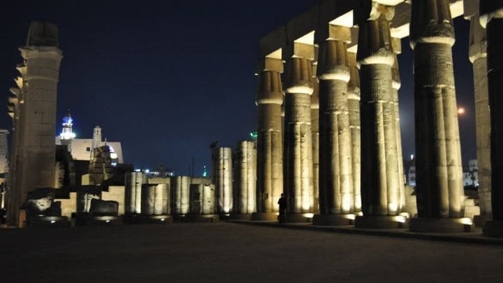 世界遺産ルクソール神殿の大列柱のライトアップ
