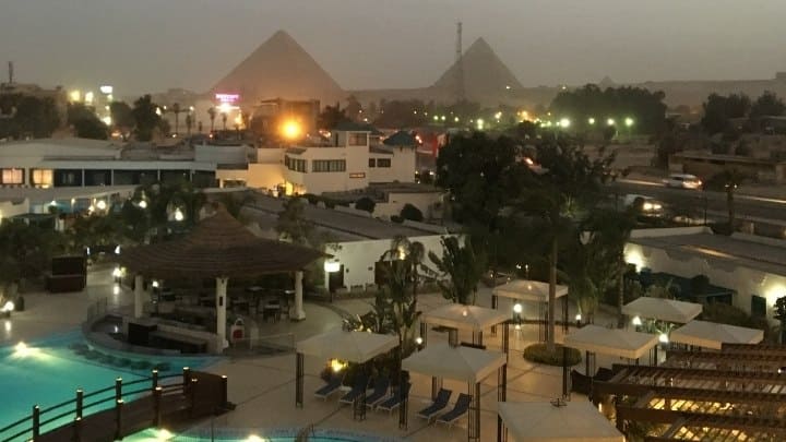 カイロピラミッドホテルのピラミッドビューの部屋のバルコニーからピラミッドを撮影