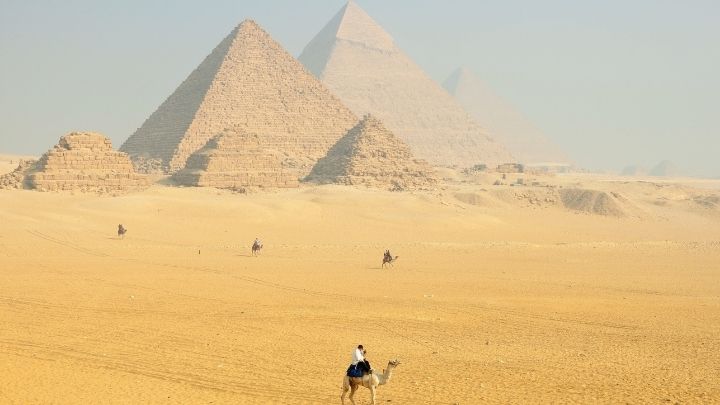 エジプトのピラミッドと砂漠