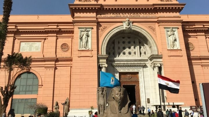 エジプト考古学博物館の正面玄関