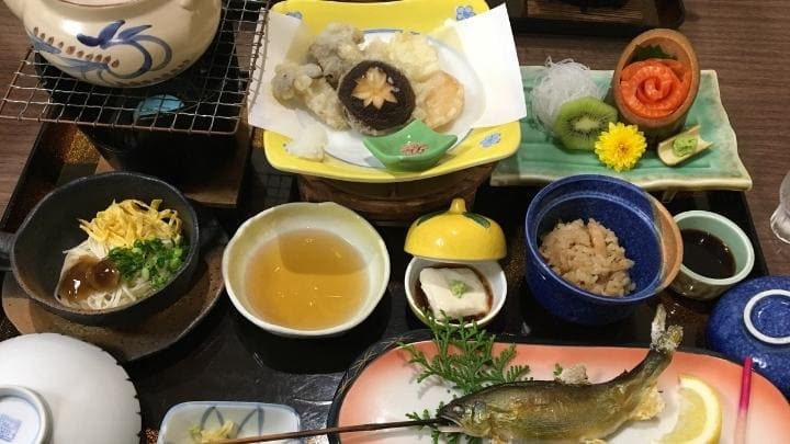 「神湯荘」の夕食