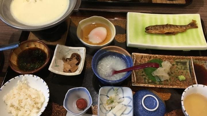 神湯荘の温泉づくしの朝食