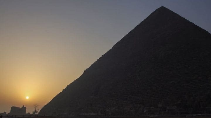 ピラミッドに登る朝陽