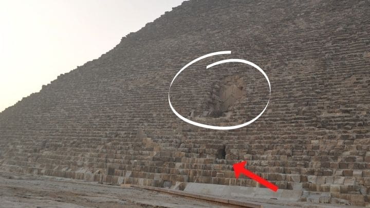 クフ王のピラミッド入り口