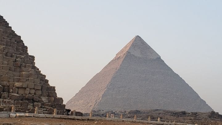 ギザの三大ピラミッドの２つ