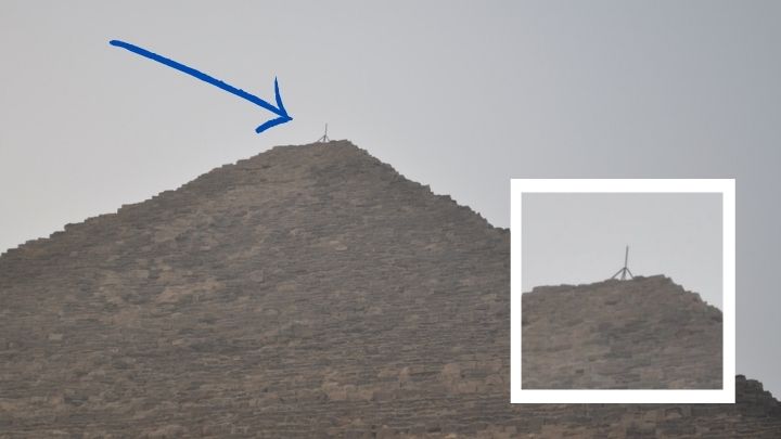 ピラミッドのてっぺんに立つ棒
